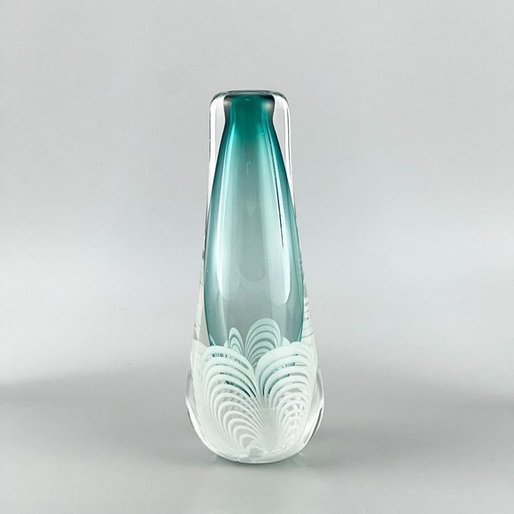 Vintage '85 Jackie Ballard Handblown Glass Pulled Feather Cased Green Bud Vase - Picture 5 of 9